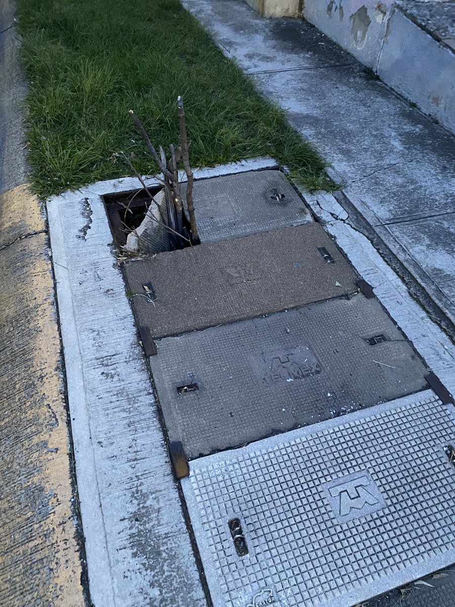 escalerafer's tweet photo. @TELMEXSoluciona Buenas tardes, podrían atender el reporte de registros de su compañía en vía pública que representan un riesgo para las personas: se encuentran en el fraccionamiento Parques del Bosque en San Pedro Tlaquepaque, Jalisco; https://t.co/RCuLwaKy5Y
