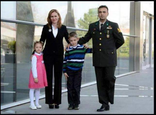 Asbinisiyatif's tweet photo. BU GÜN O GÜN BU GÜN SENİN GÜNÜN 

Bugün 17 Ekim, 
Bugün bir ulusun, bir bayrağın yani bu devletin bu vatanın bu toprakların içinde onları o değerleri yaşatan onları yaşatırken kendinden, bedenlerinden, sevdiklerinden  duygularından en ağır bedelleri hiç düşünmeden bir armağan misali ödeyen, yarınları incecik bir ipin kopmasından daha ince daha narin ve çok daha derin, bilinmez meçhul yarınları olan yani dönüşleri olmayanların 
günü bu gün.

 Bu gün bu ülkenin en onurlu mesleğini hayatları pahsına icra eden isimsiz kahramanların günü

Bu şerefli mesleğin doğduğu gündür 17 Ekim.

Bugün kim ne demiş kim neler yapmış veyahut neleri yapmamışların kimlerin nerelerde olduğunun hiç önemli  olmadığı bir gün.

Bugün kişilerin değil geçmişi 1970/1975 Assubay direnişlerinin mirasını TEMAY 'dan alan TEMAD 'ın kutlamalarına özellikle de Anıtkabir yürüyüşüne her Assubayın kendine yakışır bir vakurlukla katılıp ben, biz buradayız dediği  bir gün bu gün.

Herşeye karşın vatan savunmasını yaşamlarının ilk ve son nefesi sayan o görev ve bilinçle Atasına yürüdüğü bir gün.

Bugün senin doğum günün, 
Bugün senin kim olduğunu bu vatana neleri ifade ettiğini seni o görmeyen kör gözlere gösterme günün.
Doğum günün kutlu olsun 
Sırmalı/Ayyıldızım...

/Levent Ulucan/