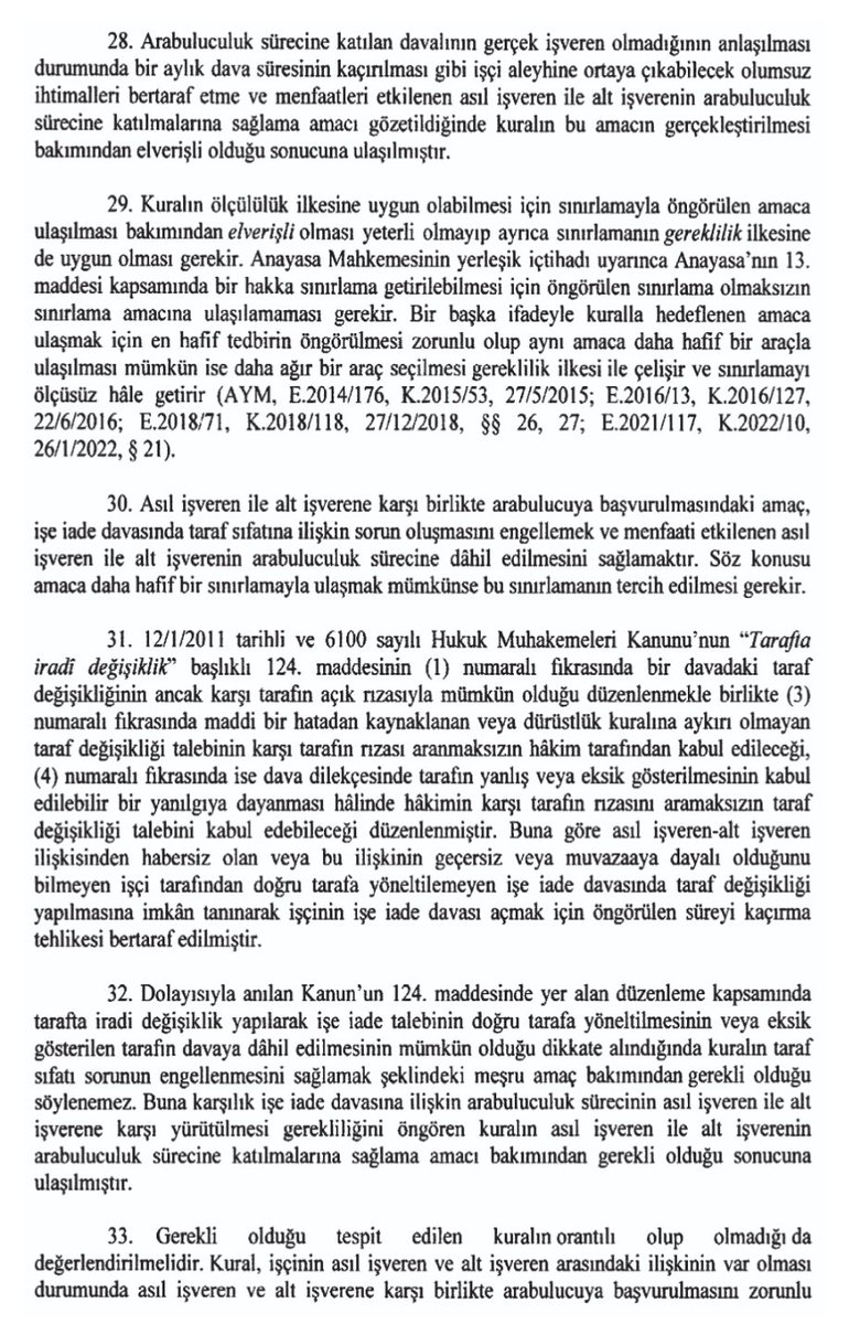 AvukatHG's tweet photo. 🔴ANAYASA MAHKEMESİ İPTAL KARARI

AYM, Adana 6. İş Mahkemesinin itiraz başvurusuna karşılık;

7036 sayılı İş Mahkemeleri Kanununun 3. maddesinin 15. fıkrasındaki
"Asıl işveren-alt işveren ilişkisinin varlığı hâlinde ise iade talebiyle arabulucuya basvurulduğunda, anlaşmanın gerçekleşebilmesi için işverenlerin arabuluculuk görüşmelerine birlikte katılmaları ve iradelerinin birbirine uygun olması aranır." hükmünü,

İşçinin tarafı olmadığı asıl işveren ve alt işveren arasındaki hukuki ilişkiyi tespit ederek arabuluculuk sürecini asıl işveren ve alt işverene karşı birlikte yürütmesini zorunlu kılan kural, ișe iade talebinde bulunan işçiye katlanamayacağı bir külfet yüklemektedir. Başka bir deyișle kuralda, yargılamada taraf sıfatı sorununun oluşmasının önlenmesi ve asıl işveren ile alt işverenin arabuluculuk sürecine dâhil edilmesinin sağlanması amacındaki kamusal yarar ile işçinin mahkemeye erişim hakkından yararlanmasındaki bireysel yarar arasında makul bir denge kurulamamıştır. Bu itibarla kuralın orantılılık alt ilkesi yönünden ölçülülük ilkesini ihlal ettiği sonucuna ulaşılmıstır." gerekçesiyle Anayasanın 13. ve 36. maddelerine aykırı bularak İPTAL ETTİ.

🖱https://t.co/qzKBRtU0Yz