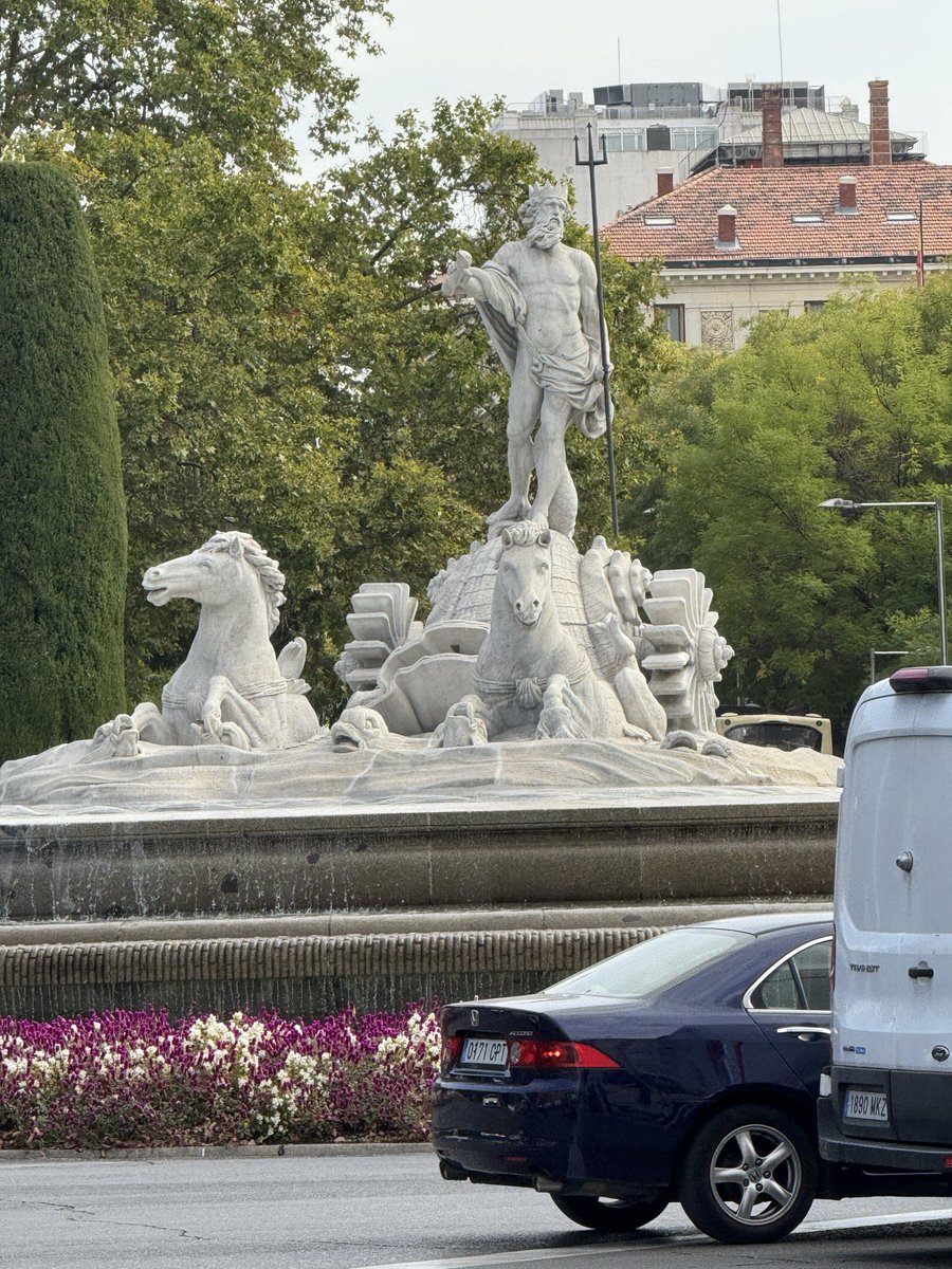 ¿Soy yo o Neptuno está rodeado de flores madridistas? 🤣