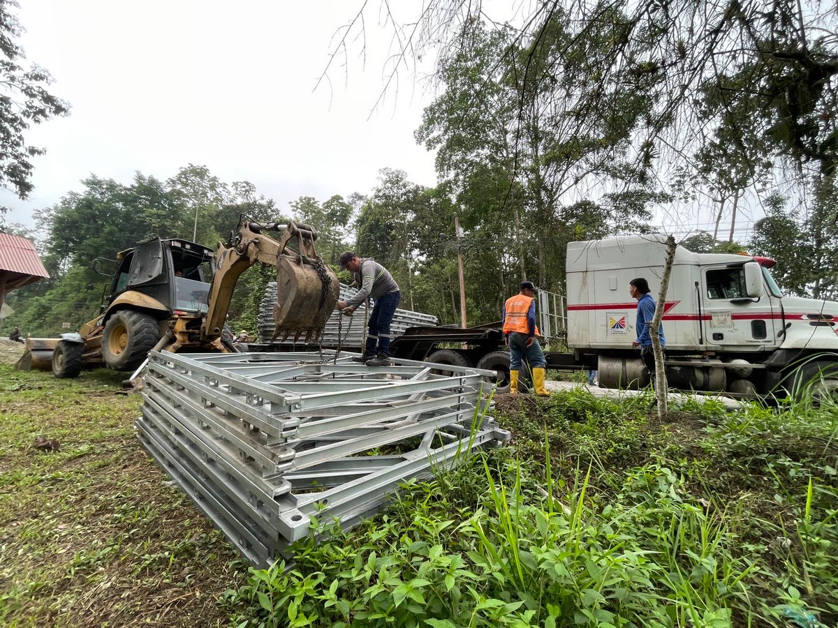 #ElOro | Seguimos instalando las estructuras del puente Bailey en la vía Pasaje - Santa Isabel -Cuenca sobre el río Mollopongo.

✅Personal técnico y de microempresas está operativo en la zona.

#ElNuevoEcuador