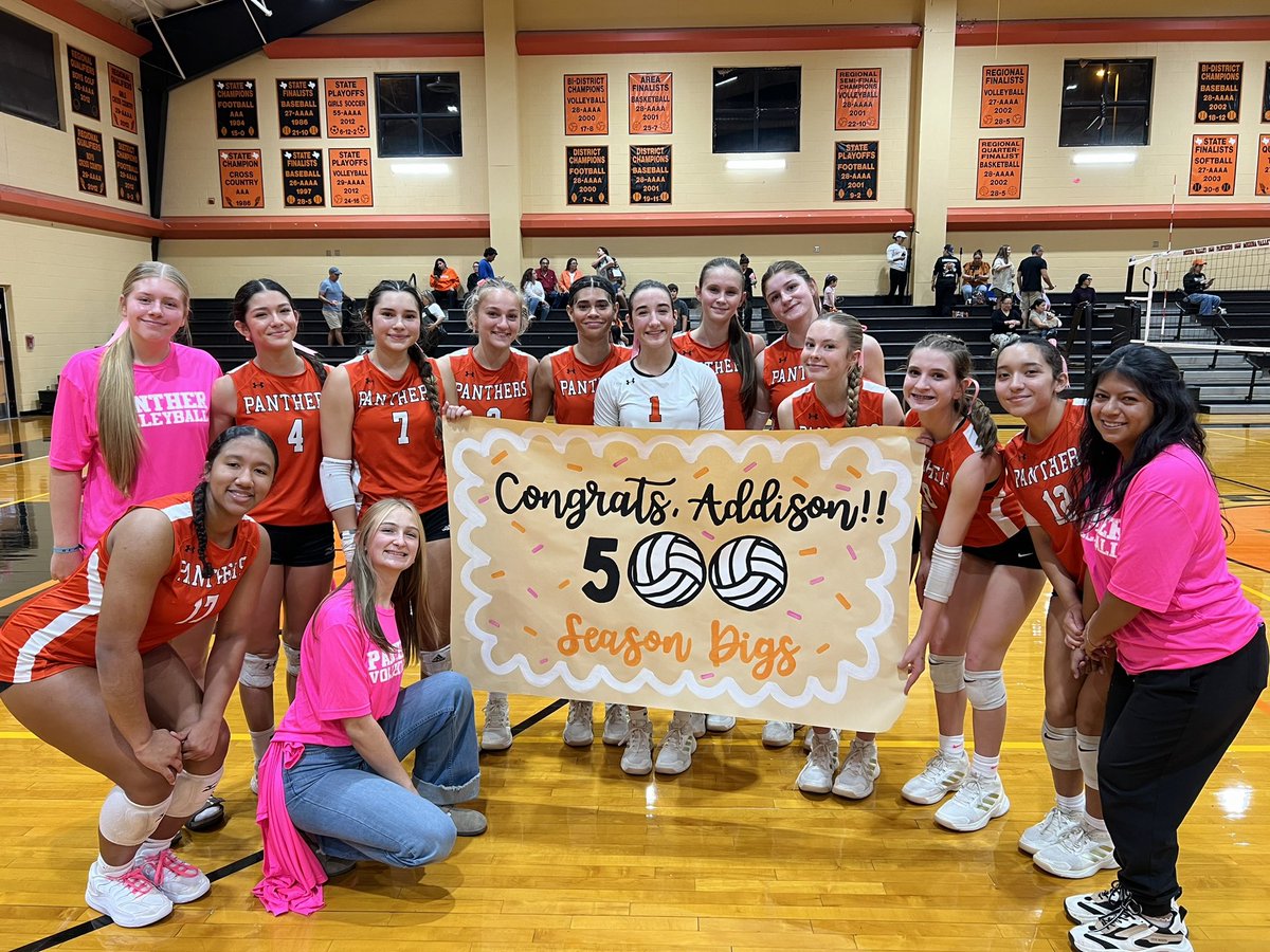 Congratulations to Senior, Addison Friesenhahn, for achieving 500 digs for the 2025 season on Tuesday night vs United! Addison has surpassed 800 for her career total. We are so proud of you, Addie!! Keep up the great work. 🏐🧡🎉