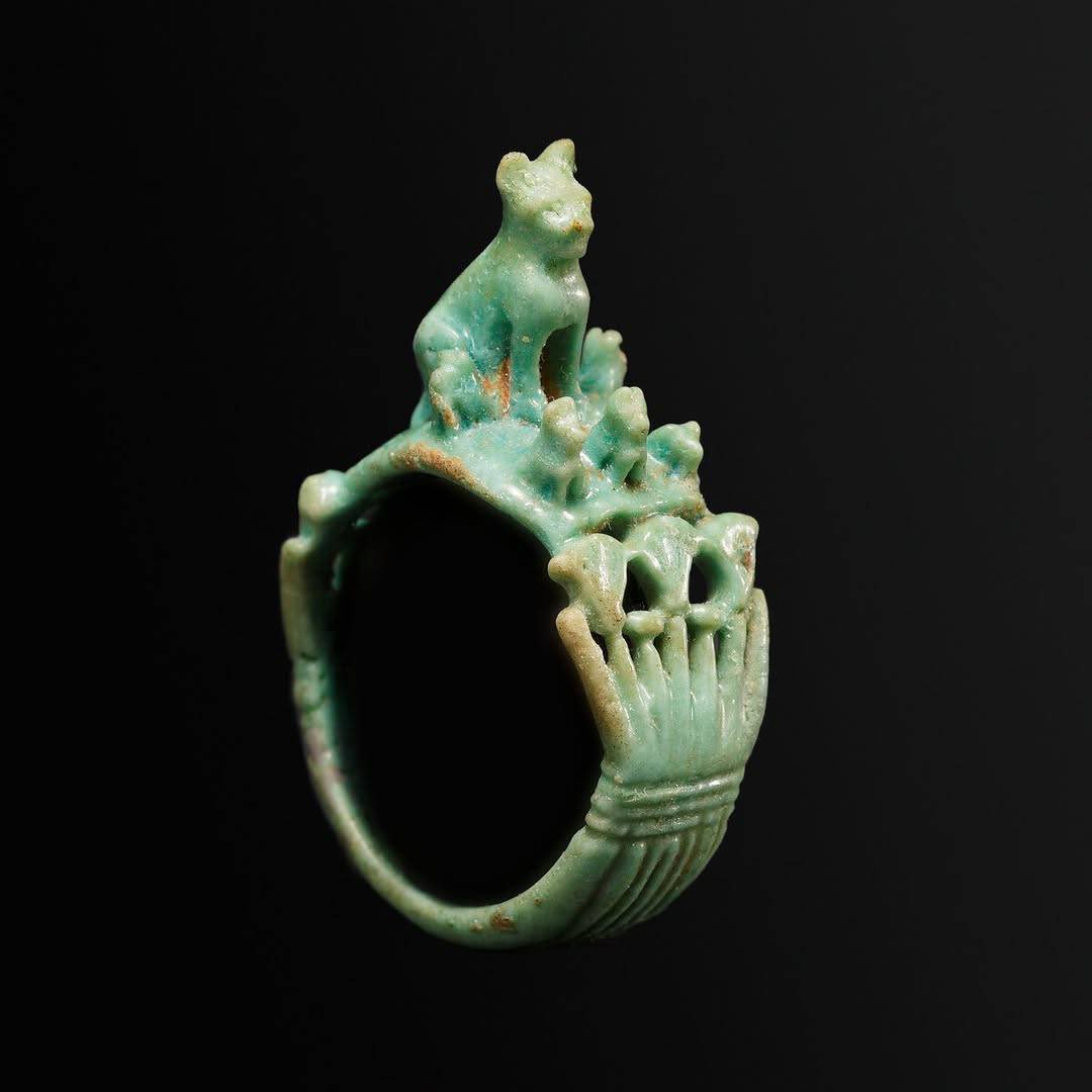 Ring with Cat and Kittens, Egypt, ca. 1295-664 BC. https://t.co/yclFy5Uroh