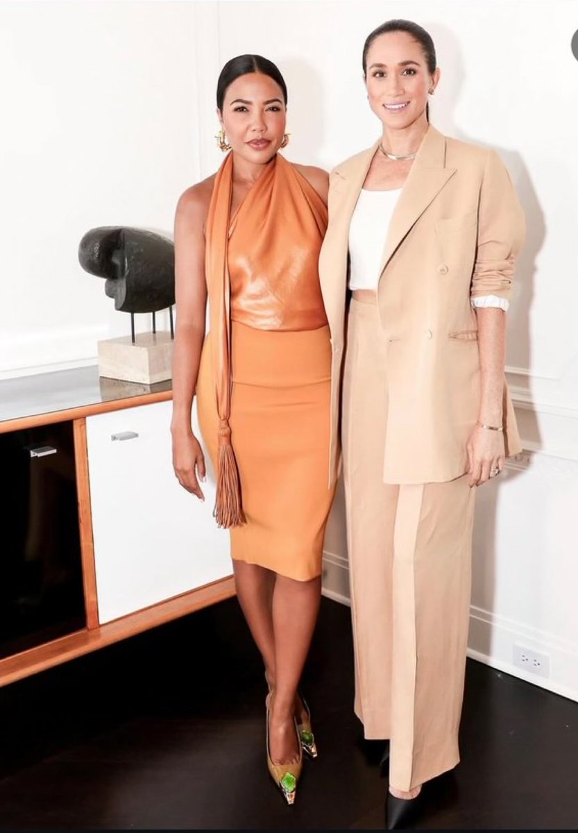 Midnightsunshi4's tweet image. #Meghan and Emma Grede at #Aseatatthetable event in LA.