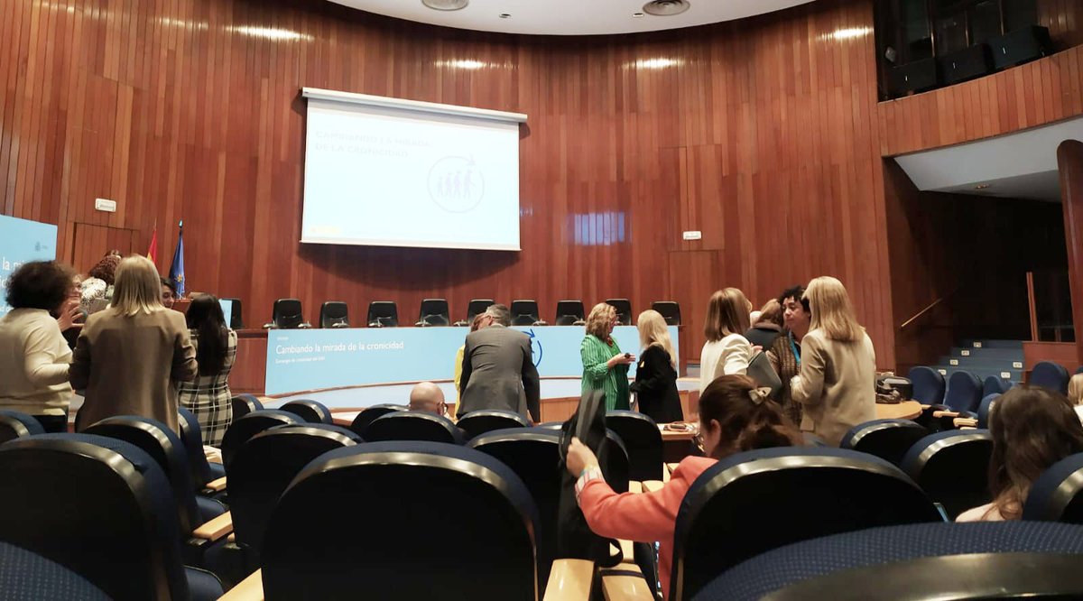 El Dr. Martín Vargas <a href="/vargasspain/">Martín Vargas</a> , psiquiatra y miembro de la Junta Directiva de la SED, asistió ayer a la presentación de la estrategia de cronicidad del Sistema Nacional de Salud, durante la Jornada: "Cambiando la mirada de la cronicidad" del <a href="/sanidadgob/">Ministerio de Sanidad</a> que fue inaugurada por