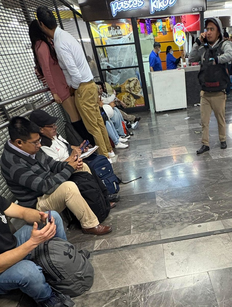 Tengan mucho cuidado con los carteristas en la línea café de Panti, pobre muchacha.