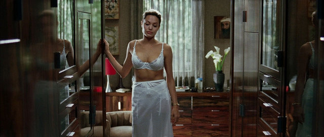 TheCinesthetic's tweet photo. Angelina Jolie in Mr. &amp; Mrs. Smith (2005) https://t.co/YhzX10JU2v