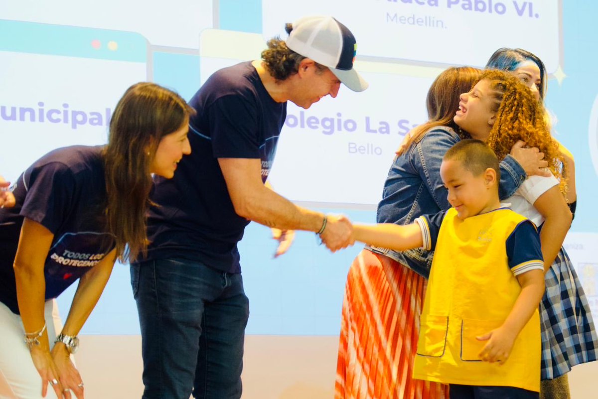 FicoGutierrez's tweet photo. Premiamos el concurso “Con mi cuerpo nadie se mete”, una iniciativa de mi esposa Márgara y de todo su equipo de Tejiendo Hogares🙌🏻.

Detrás de este concurso hay un propósito inmenso: la prevención de violencias sexuales.

Más de 120 colegios se sumaron  para crear contenidos digitales que hablan de respeto, de empatía y de autocuidado. Una gran reflexión sobre lo que significa cuidarse y cuidar a los demás❤️.

En Medellín no toleramos ningún tipo de violencia sexual. Ni una sola. Aquí los cuidamos.