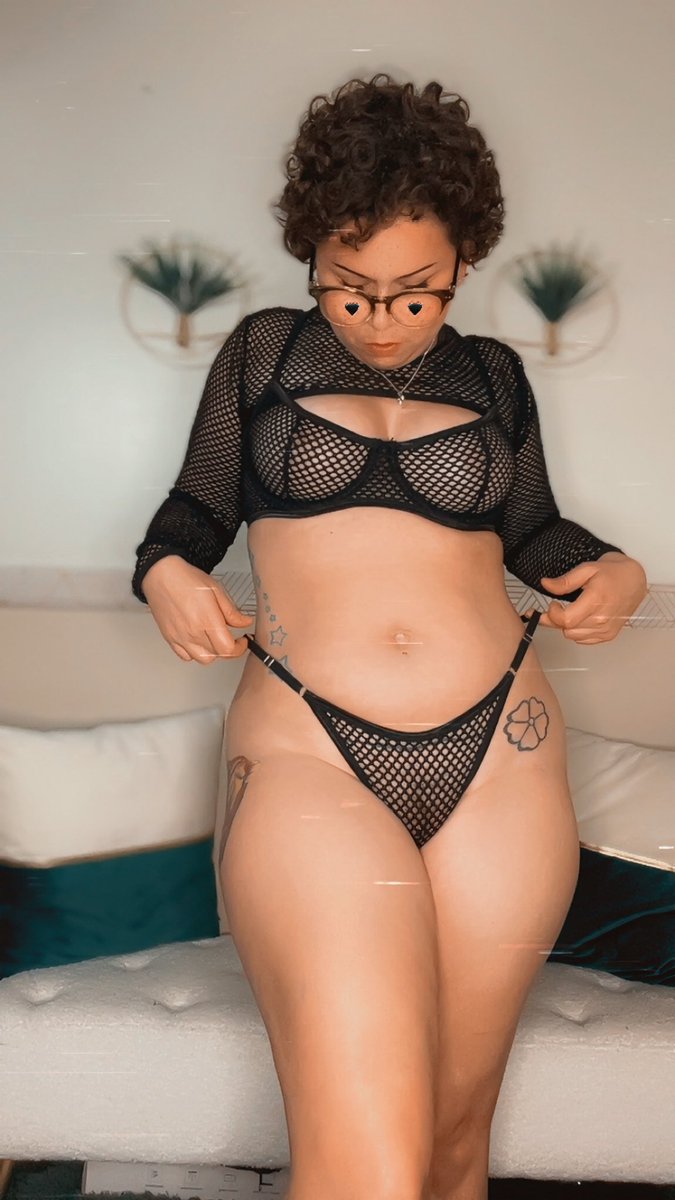 CUSTOM SALE!!!! 

5 min *basic* non nude fetish clips are on sale for $50! Filming next week so delivery will be fast. Let me make some magic for you 🖤