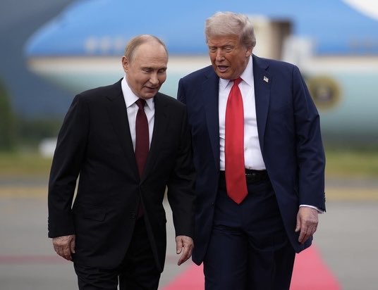 Sarebbe bello se migliaia di ungheresi scendessero in piazza durante l’incontro tra Putin e Trump a Budapest. Per ricordare al mondo come si accoglie un autocrate criminale di guerra. Per dare un senso alla permanenza dell’Ungheria nell’Unione Europea, nonostante Orbán.