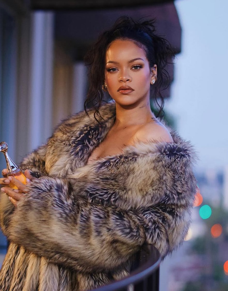 SÓ ELA PODERIA! Rihanna atinge 100 MILHÕES de ouvintes mensais no Spotify, mesmo sem lançar álbum há 10 anos.
