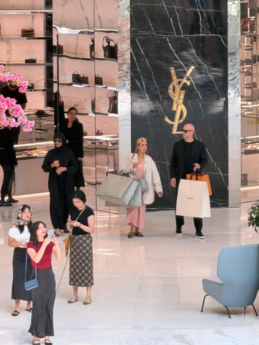 BeyLegion's tweet image. Beyoncé seen shopping in Qatar.
