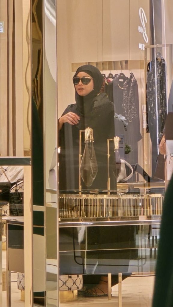 BeyLegion's tweet image. Beyoncé seen shopping in Qatar.