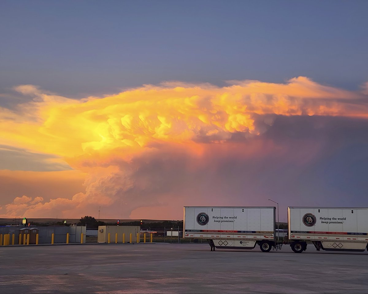 ODFL_Inc's tweet photo. Sunrise fans, don’t hate us, but sunsets just scored another point. 🌇

Which team are you?

#TeamSunset #TeamSunrise #FreightViews #GoldenHour https://t.co/2yltiL0aav