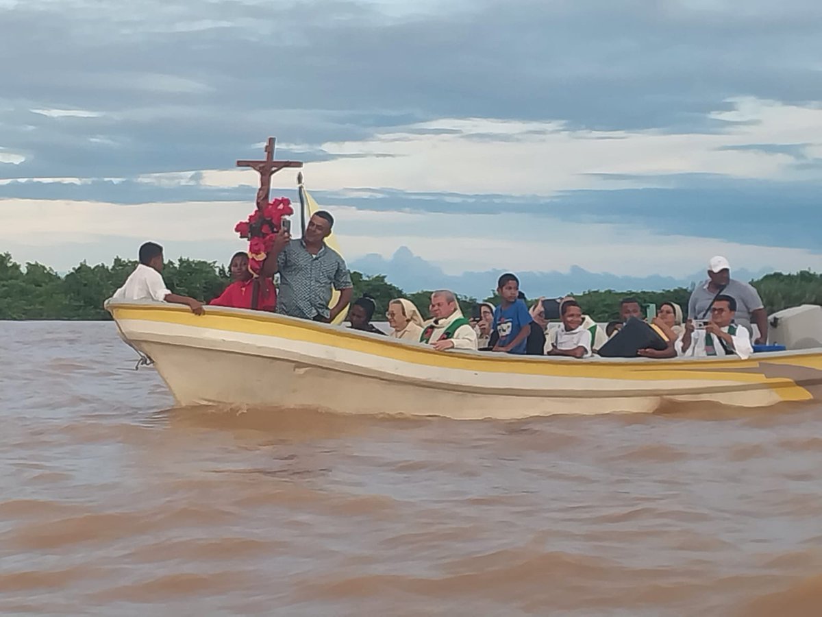 🙏✨ Reunión de consejo vicarial en Barra Patuca.

Con motivo de la presencia de Monseñor Jenry Ruiz en la Comunidad, se realizó una procesión mariana con Lanchas en el río Patuka, terminando en el templo, donde se realizó la bendición y apertura del lugar de peregrinación.