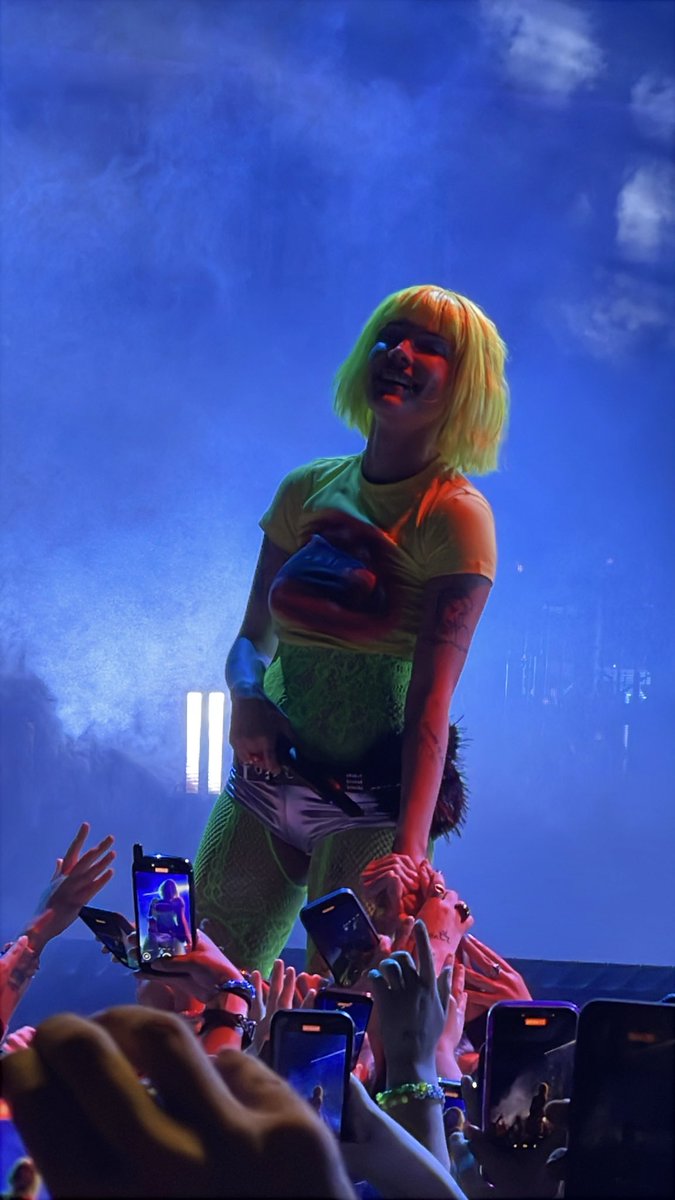 AnnaBananaIsMe's tweet image. I just 🥹🥰 forever my queen. #BackToBadlandsTour @halsey @haIseylq