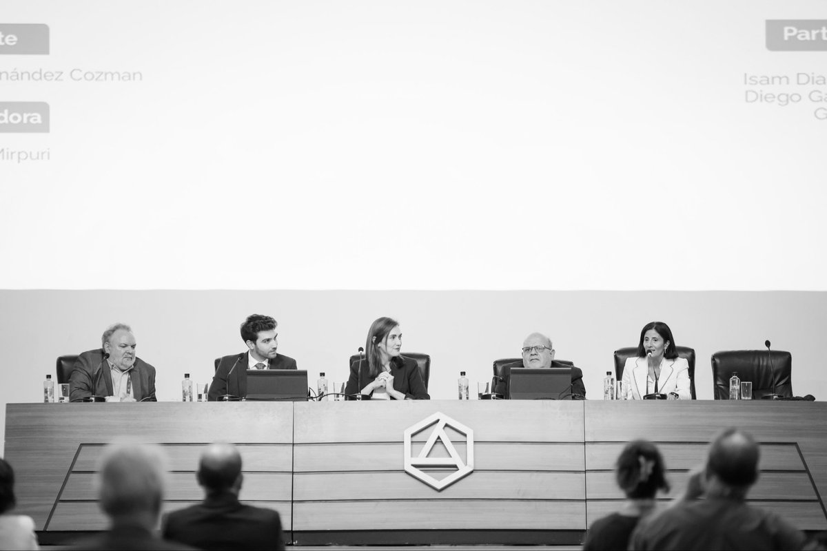 isamdiablo's tweet photo. Algunas fotos bonitas de mi ponencia en el @cilearequipa organizado por la @RAEinforma y el @InstCervantes. 
Ha sido un honor. https://t.co/CWrMjvZLYz