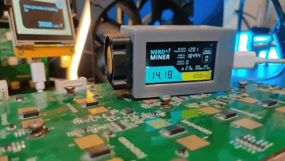 CriptoNoticias's tweet image. MINERÍA ⛏️ | En entrevista con CriptoNoticias, @BitMaker_, fundador de @BitronicsStore, explicó su plan para descentralizar la #minería de #Bitcoin con mineros de código abierto.
💪 Su objetivo es contrarrestar la concentración de poder en grandes granjas industriales, creando…