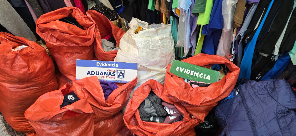 CarabMagallanes's tweet image. El día de ayer @Carabdechile de la sección especializada #OS9 #Magallanes en conjunto con personal de @AduanaCL detuvieron a 3 personas en #PuertoNatales por infracción a la Ley de Propiedad Industrial, incautando una gran cantidad de especies falsificadas
#OrdenyPatria