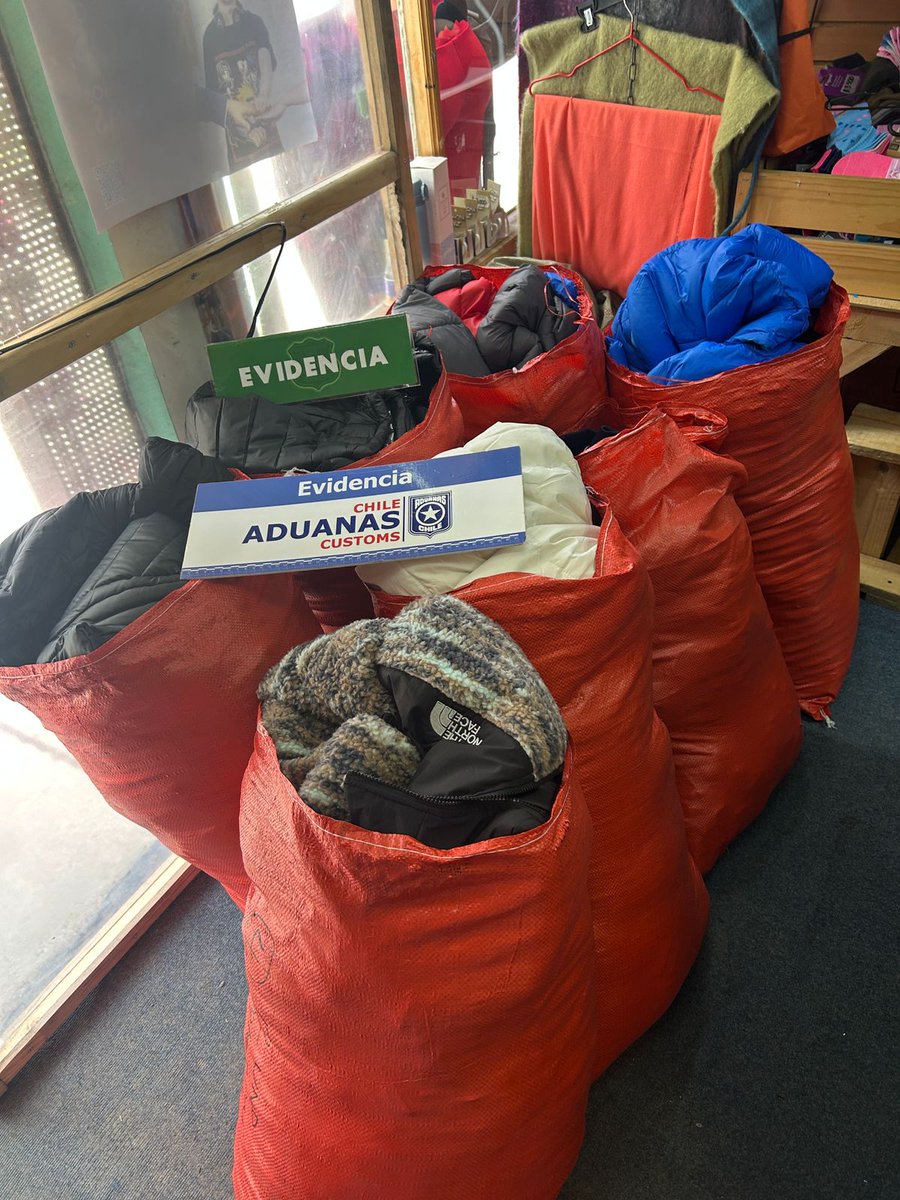 CarabMagallanes's tweet image. El día de ayer @Carabdechile de la sección especializada #OS9 #Magallanes en conjunto con personal de @AduanaCL detuvieron a 3 personas en #PuertoNatales por infracción a la Ley de Propiedad Industrial, incautando una gran cantidad de especies falsificadas
#OrdenyPatria