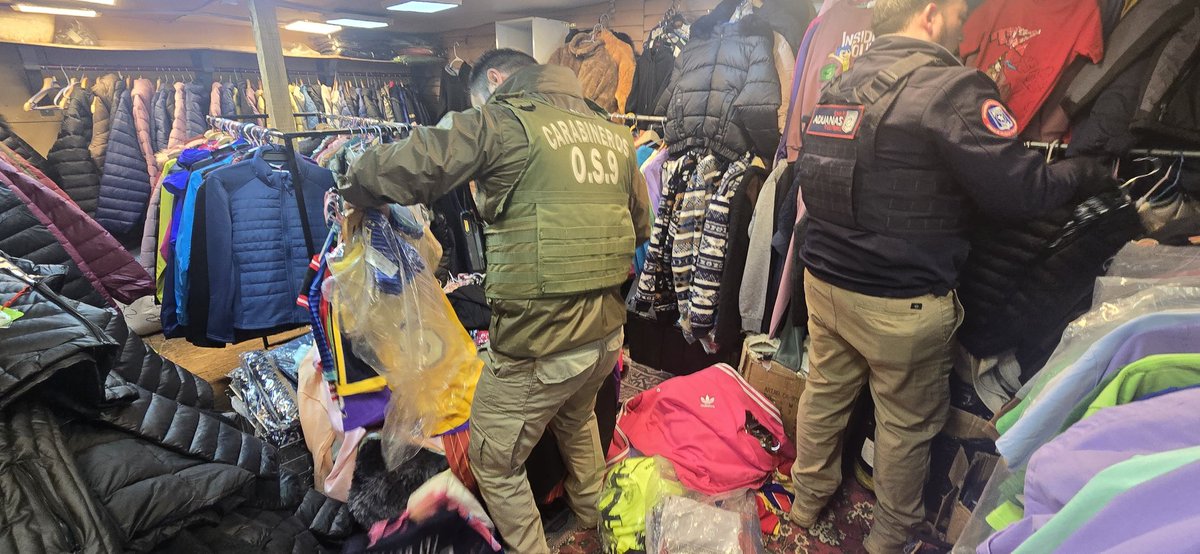 CarabMagallanes's tweet image. El día de ayer @Carabdechile de la sección especializada #OS9 #Magallanes en conjunto con personal de @AduanaCL detuvieron a 3 personas en #PuertoNatales por infracción a la Ley de Propiedad Industrial, incautando una gran cantidad de especies falsificadas
#OrdenyPatria