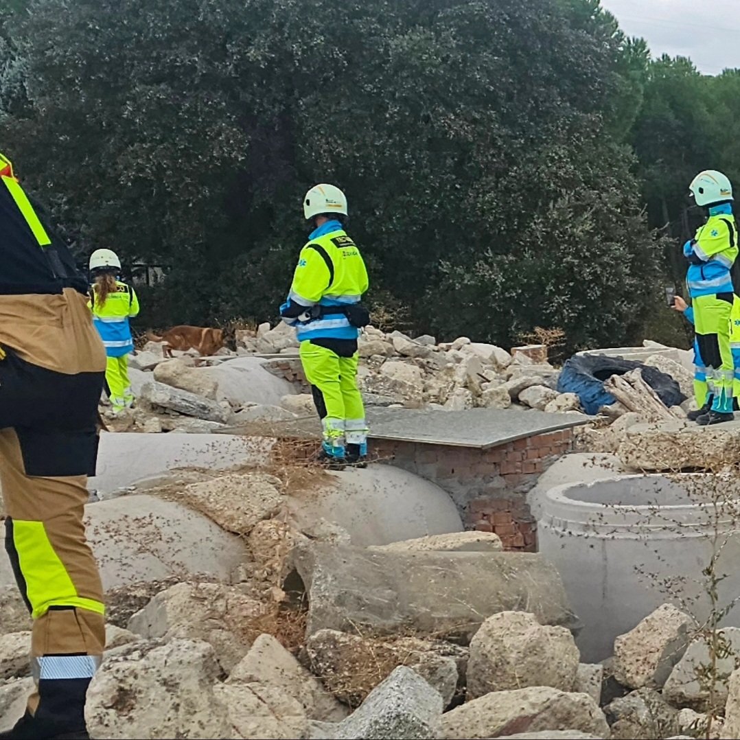 BeaAlbarracin's tweet image. El sentido excepcional de propiocepción y capacidad kinestésica de los perros de rescate les permite orientarse, moverse con seguridad entre escombros,entornos complejos.Claves en la rápida respuesta.Formación en rescates con unidades caninas,#ESPC #PClasRozas.Pasion #Emergencia