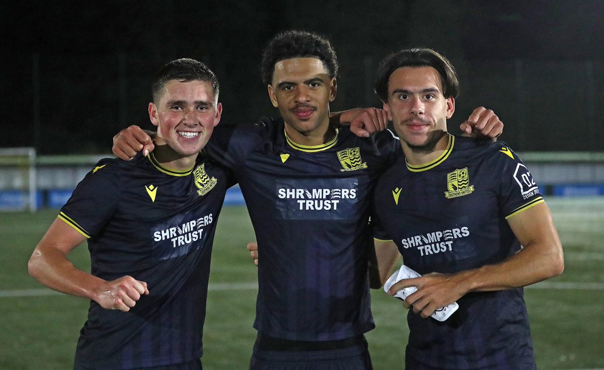 Danny Heath leads the post match celebrations for <a href="/SUFCYouth/">SUFC Academy</a> after their superb 3-0 victory at <a href="/AFCSudbury/">AFC Sudbury</a> in the FA Youth Cup. <a href="/Nik_Zlatev08/">Nik Zlatev</a> scored another two goals as well plus the <a href="/BasUtdFC/">Basildon United Football Club 🐝</a> Lads had to have a pic for the record books <a href="/CJPhillips1982/">Chris Phillips</a> Echo