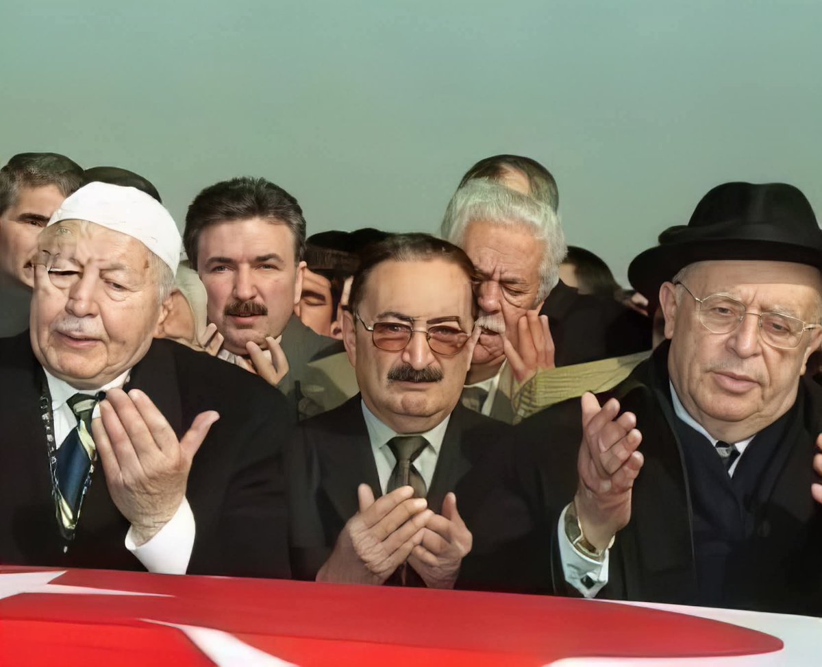 GEÇMİŞTEN BİR ŞEHİT CENAZESİ

Bunlar da liderdi ve hiçbir zaman
kin nefret tohumu ekmediler.

Ne meydanda, ne kuliste birbirlerine asla hakaret etmediler.

Halkı aşağılamadılar...

Yeri geldi tokalaştılar, el ele verdiler, kucaklaştılar..

Ama ayrımcılık, bölücülük yapmadılar!