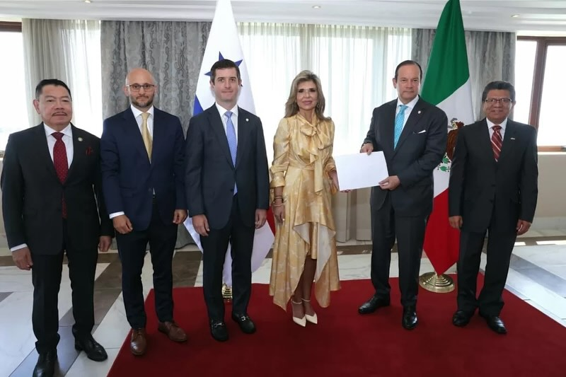 EmbaMexPan's tweet photo. La Embajadora Claudia Pavlovich presentó el día de hoy copia de las cartas credenciales al Canciller de Panamá @javierachapma, que la acreditan como Embajadora Extraordinaria y Plenipotenciaria de México 🇲🇽 en Panamá 🇵🇦

Ambos destacaron las excelentes relaciones entre nuestros países y expresaron el deseo de continuar fortaleciendo los vínculos binacionales. 

@SRE_mx @embpanamamex @RaquelSerur3 @cibelaus 
Fotografías: @CancilleriaPma