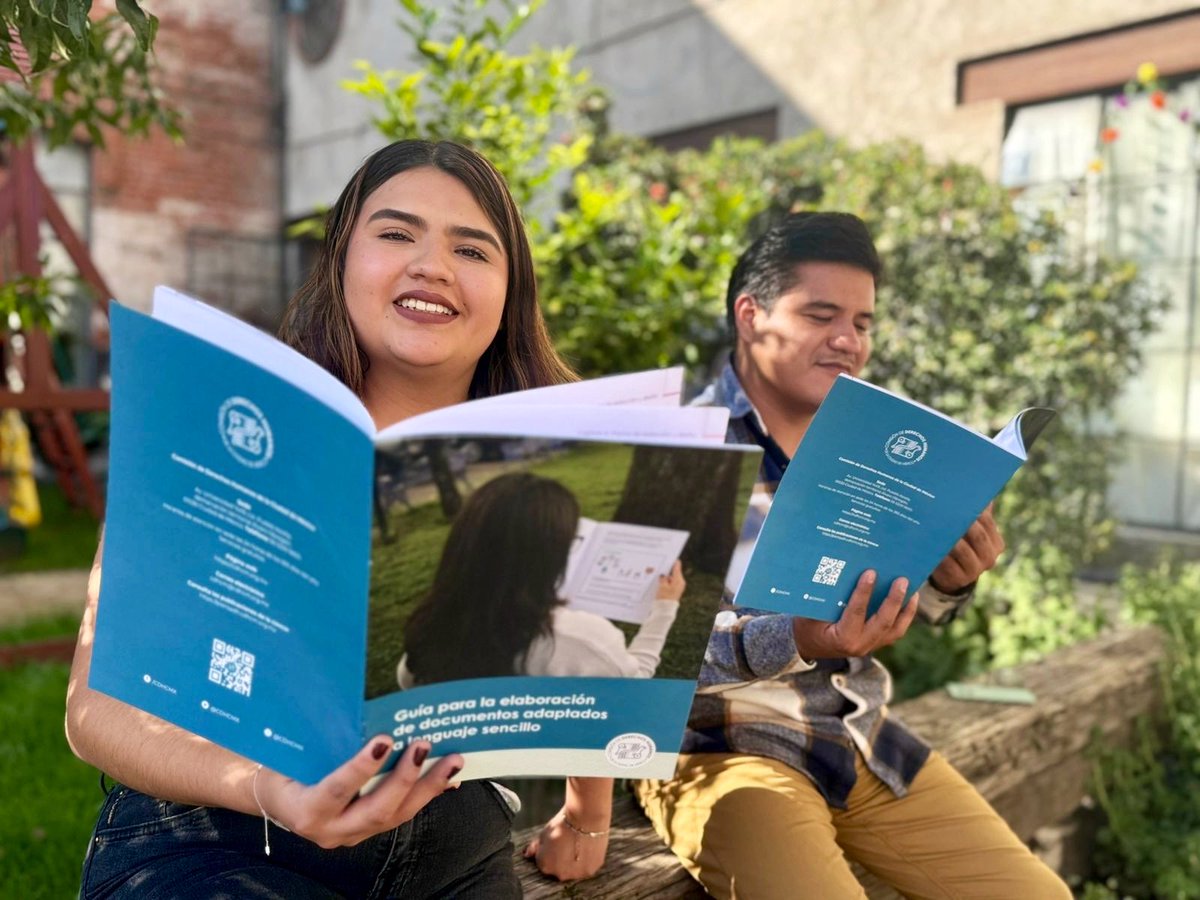 PDHCDMX's tweet photo. 📢 #Entérate
El #26septiembre2025, la @CDHCMX emitió la "Guía para la elaboración de documentos adaptados a lenguaje sencillo", a fin de establecer criterios y recomendaciones para la redacción de documentos institucionales en lenguaje claro y de fácil comprensión. Asimismo, garantizar el #DerechoDeAccesoALaInformación de todas las personas, en especial aquellas con #Discapacidad o con dificultades para la lectura y comprensión de textos, priorizando el uso de lenguaje claro, oraciones breves, estructura ordenada, ejemplos visuales y formatos accesibles.
🔍 Consulta la Guía completa en:
https://t.co/hPyyj27t1n
#CDHCDMX #DerechosHumanos #Igualdad #Inclusión
#CapitalDeLaTransformación 🫶✨