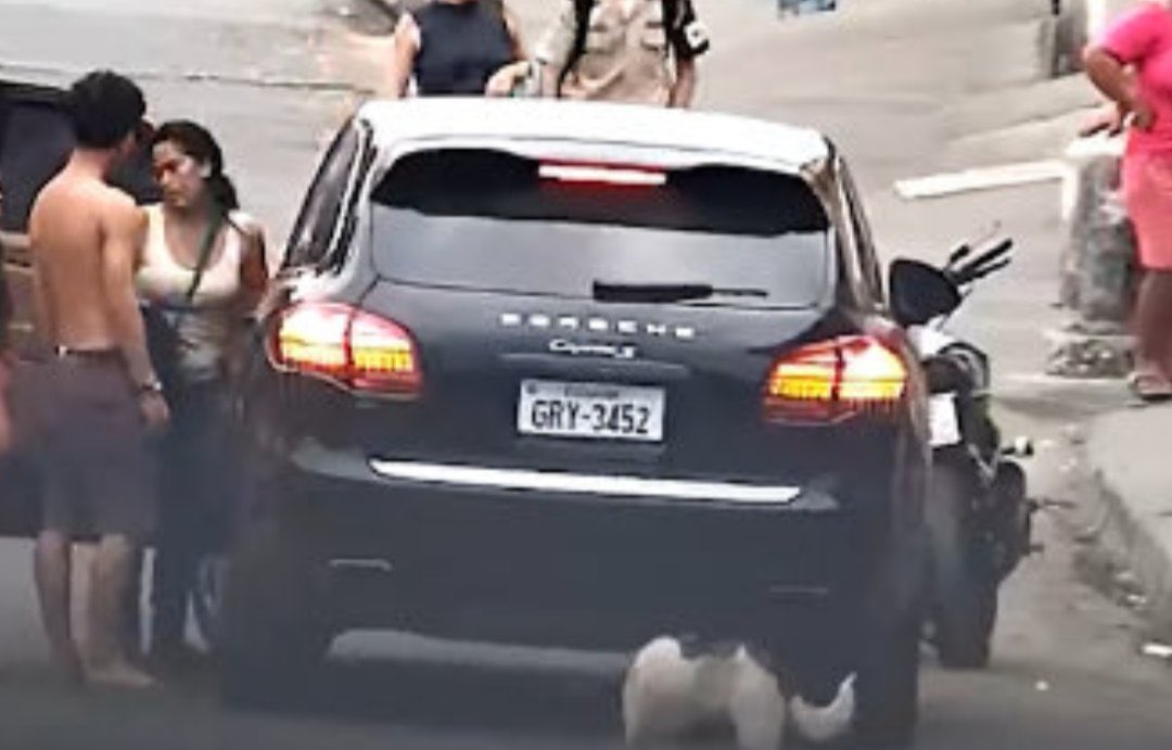 Según los Borregos Correistas en ésta foto se ve al presi Daniel Noboa y a su esposa Lavinia después de poner la bomba en la bahía en Guayaquil, pues el vehículo está a nombre de la corporación Noboa.
Bueno, la verdad que viendo detenidamente si se parecen 😅😅