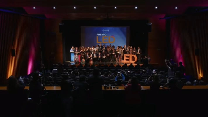 ¡Nos vemos el próximo año! 🌟 Esta tarde vivimos una emotiva ceremonia del Premio LED 2025 en la cual celebramos el líderazgo educativo. 🎉