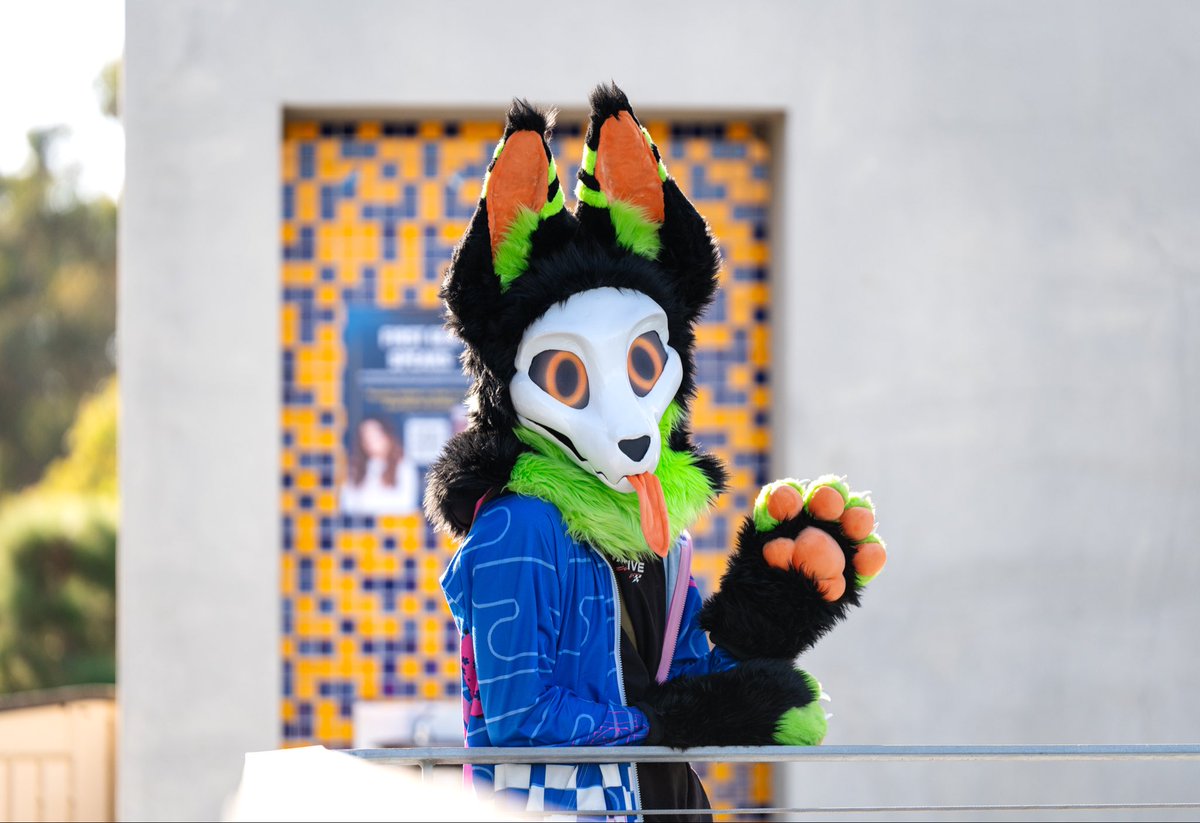 azulderg's tweet photo. Figured I’d post my suit here as well. Photographer @_CrowCreations_  Maker @StrawberryBluu https://t.co/R6BthMwfCe