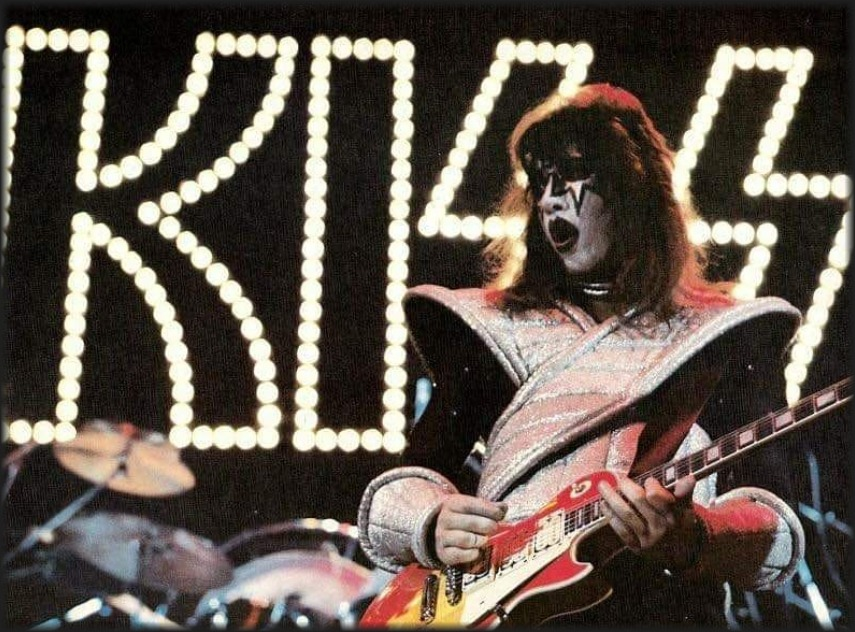 Calacap1's tweet photo. R.I.P. Ace Frehley, the Spaceman
Único, original, irremplazable e inimitable
Alma, sonido y rock de KISS
Mi único héroe en este lío...
😥
#AceFrehley
#Ace
#Spaceman
#KISS https://t.co/2hbVlNYL6S