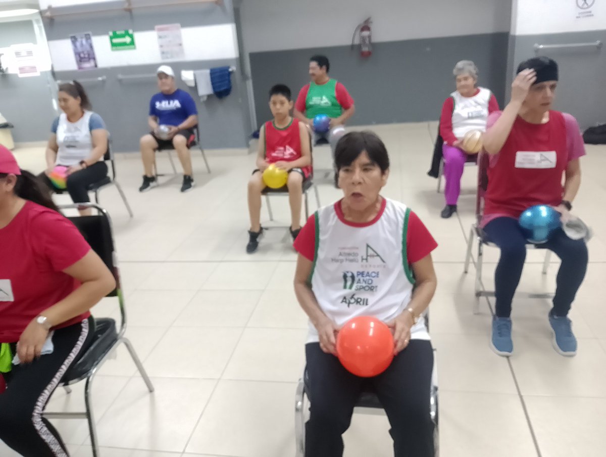 claudiaPin24798's tweet photo. @FAHHdeporte 
Promotora Voluntaria de la Fundación , Realizando Ejercicios Fisicos con silla y Pelota(Haciendo Fuerza y Coordinacion)
En Centro Cultural Balbuena 1
Issste Zona Oriente https://t.co/xq4W0RgSFw