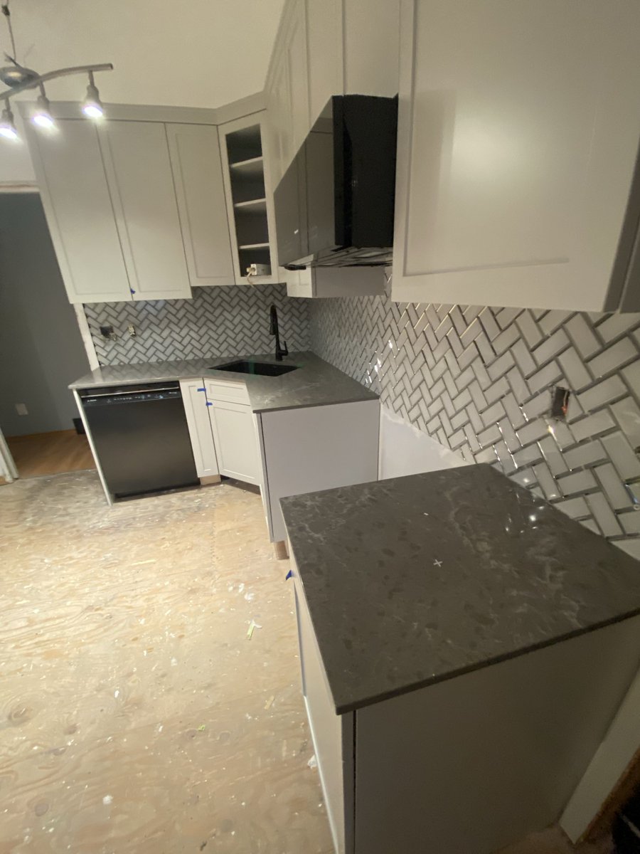 Jets_BombersFan's tweet photo. Today the backsplash, sink, and dishwasher got installed #KitchenReno https://t.co/vgukJSen5y