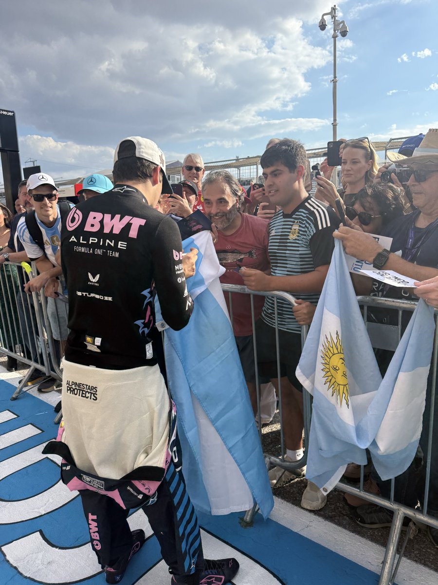 Franco firmando autógrafos ✍️🇦🇷

📸 <a href="/f1guille_/">Guillermina Cardoso</a> | #usagp