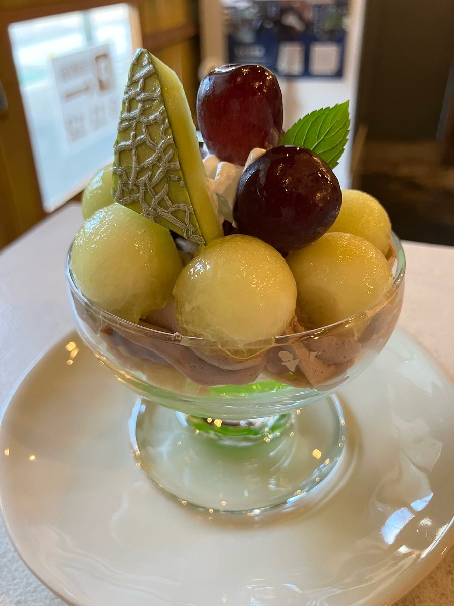 本日の日替わりスイーツは「メロンとブドウのミニパフェ 400円」です⭐️  
テイクアウトも可能です🍈🍇作るのに少しお時間がかかるので、事前にご連絡いただけると有り難いです🙇‍♀️

本日も11時より開店いたします🍛 
皆様のご来店を心よりお待ちしております🙇‍♀️