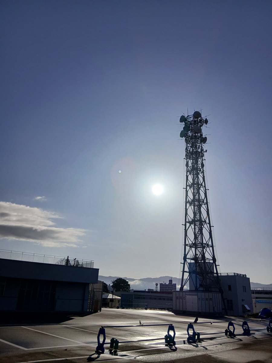 キャマーターさん✨️おはようございます🙇‍♂️

長岡の空は晴れ☀️日差しが嬉しい

雨上がりに日が出てる嬉しい✨️(ФωФ)
なのでアレクシッチさんを｢キャマタ｣さんと呼んでもいいやね！
今日もユルユルとー(*｀･ω･)ゞ
#HL775
#fm775