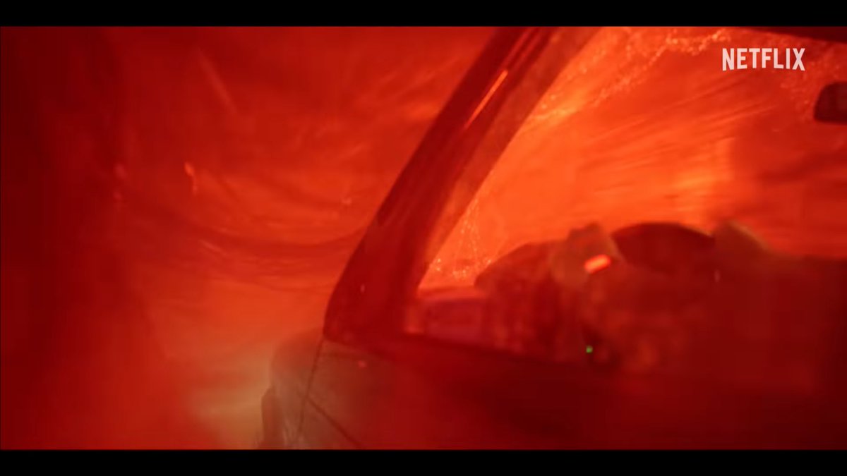 Eles entrando no mundo invertido de carro, ansioso por isso