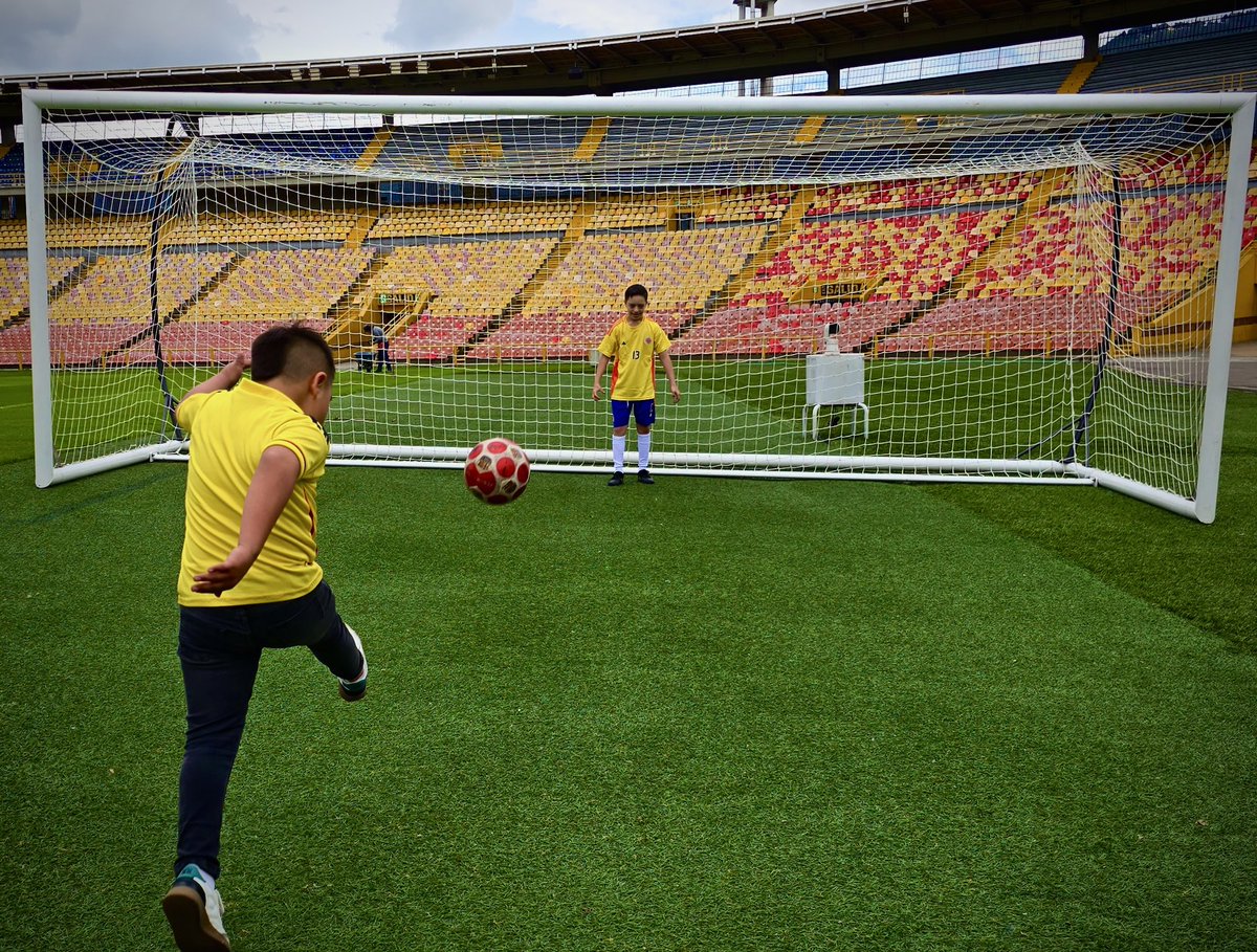 Las sonrisas más grandes también se viven en el Estadio de Bogotá. 🏟️💛

Niños y niñas del Centro Enseñanza Inclusiva visitaron el estadio para conocer de cerca el lugar donde tantas emociones cobran vida. Una jornada llena de alegría, juegos y aprendizajes que nos recuerda que