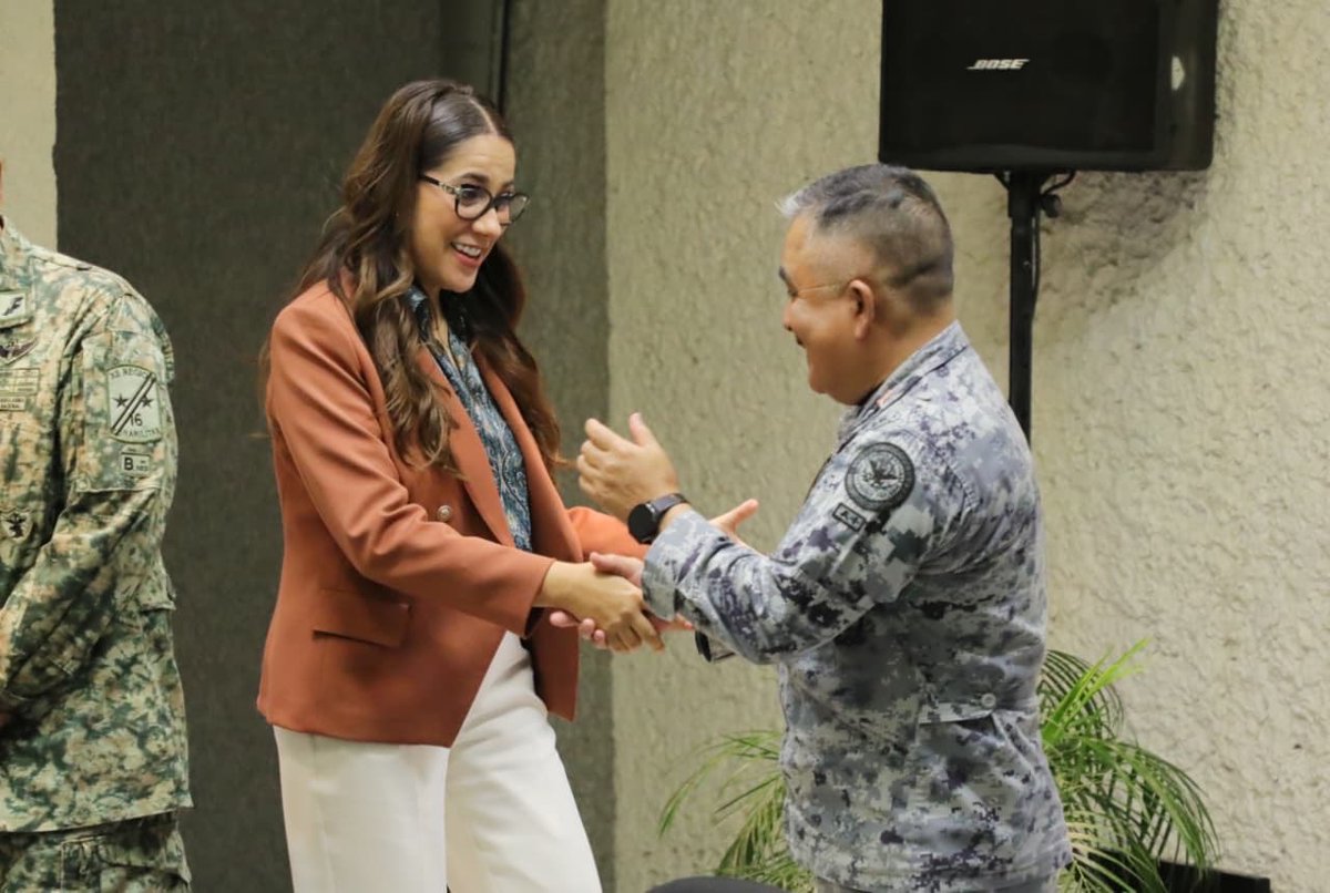jorgelona1's tweet photo. La paz de nuestro Guanajuato es prioridad en la que sumamos a todas las voces y esfuerzos. En una nueva reunión del Grupo de Inteligencia Operativa, fortalecemos la estrategia e información compartida, que se traduce en más tranquilidad para bien de las familias guanajuatenses. https://t.co/SAAOmxDdme