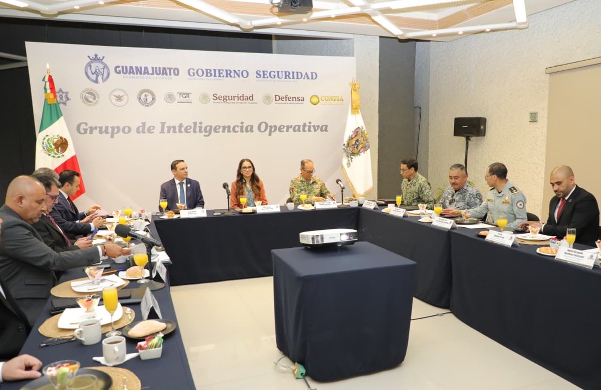 jorgelona1's tweet photo. La paz de nuestro Guanajuato es prioridad en la que sumamos a todas las voces y esfuerzos. En una nueva reunión del Grupo de Inteligencia Operativa, fortalecemos la estrategia e información compartida, que se traduce en más tranquilidad para bien de las familias guanajuatenses. https://t.co/SAAOmxDdme