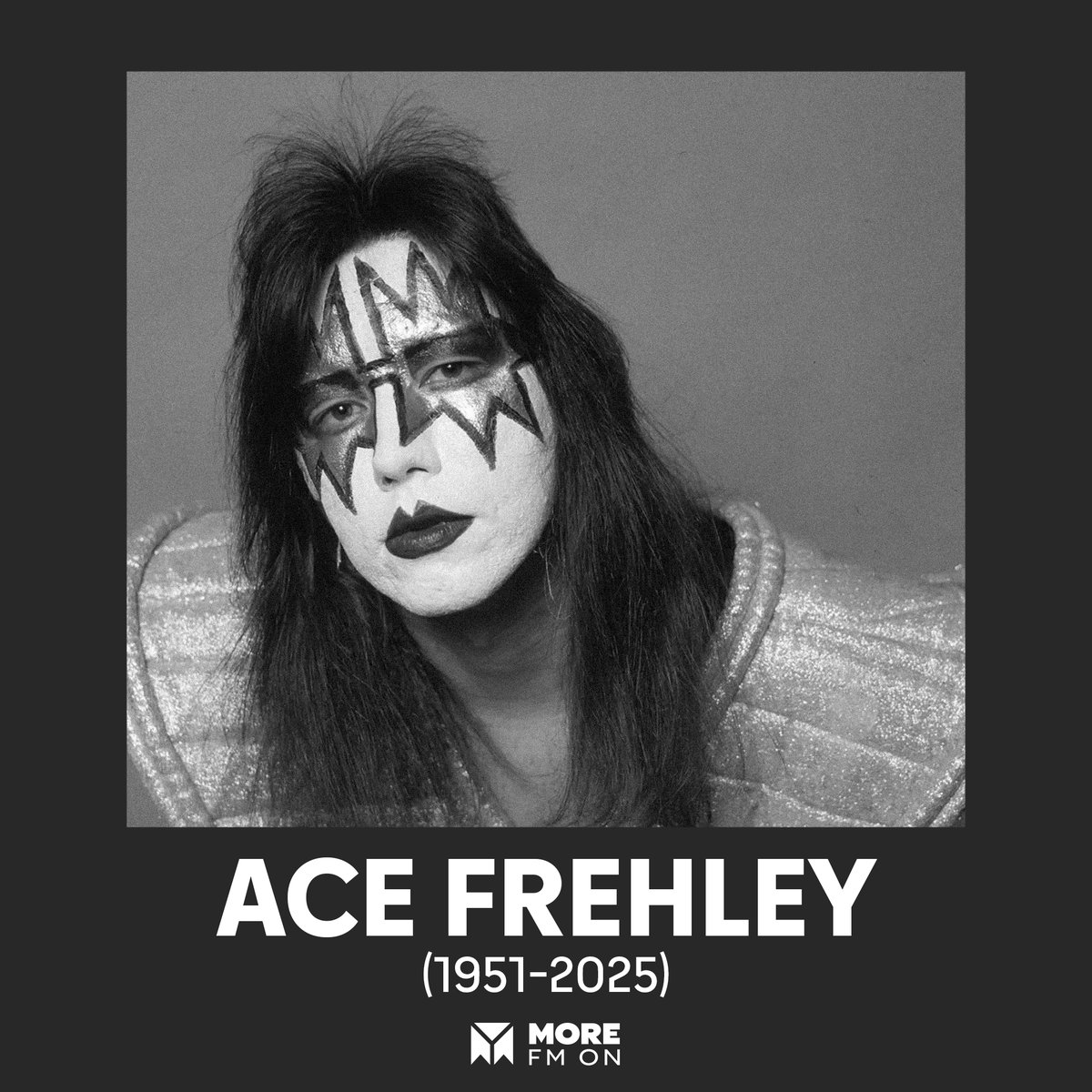 💔 El universo del rock pierde a una leyenda. 

Los fanáticos de KISS están de luto: ha fallecido Ace Frehley, guitarrista histórico de la banda a los 74 años. 

Su partida se produce tras complicaciones derivadas de una hemorragia cerebral sufrida hace unas semanas.