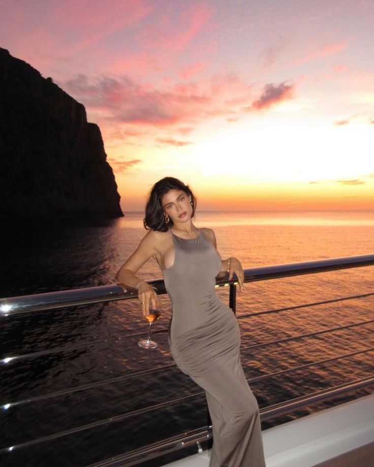 .                        ╔═ㅤㅤㅤㅤㅤㅤㅤ        ㅤㅤㅤㅤ═ஓ๑♡๑ஓ══╗

                          Mami está de vuelta.

                         ╚══ஓ๑♡๑ஓ══╝
               . ݁₊ ⊹ . ݁˖ . ݁🖤˗ˏˋ ★ ˎˊ˗🖤. ݁₊ ⊹ . ݁˖ . ݁