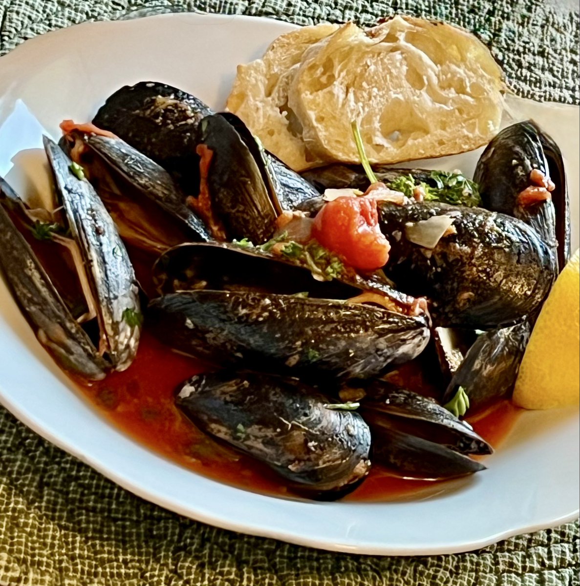 SamsHereForFood's tweet image. Dinner! Mussels In Tomato Wine Broth. 😋 I love allll the muscles. I mean,mussels. 🤭  #dinner  #mussels #muscles