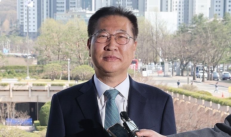 내란 중요임무 종사자 ‘박성재’의 구속영장 기각이 말도 안되는 이유

1. 구치소 3,600명 수용 문건 삭제
(증거인멸 및 훼손)
2. 안가 회동 이후 휴대폰 교체
(증거인멸 및 훼손)
3. 합수부 검사파견 검토 지시
(계엄 상황의 명확한 인식)
4. 정치인 체포, 출국금지 담당자 현장대기
(계엄 중요임무)