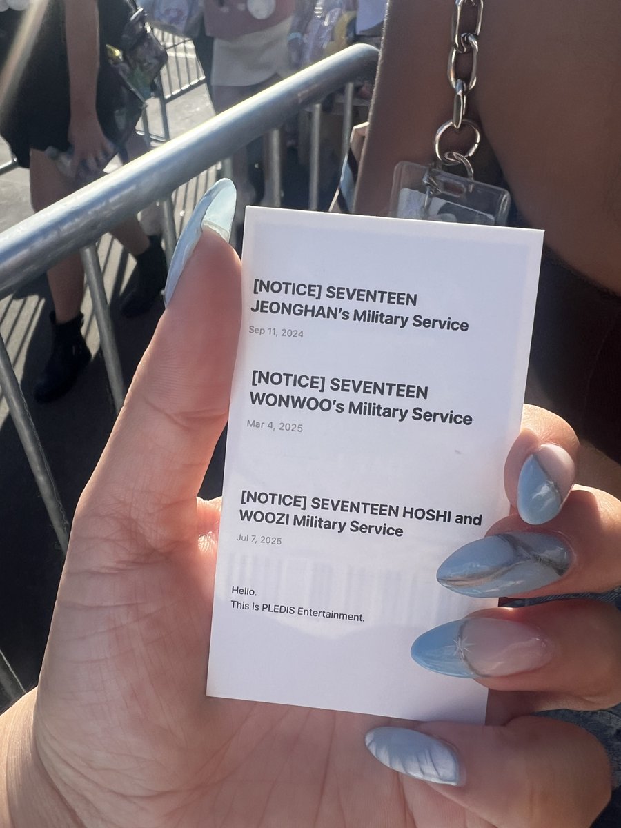 the freebees carats give out 😭😭 #SEVENTEEN_NEW_IN_LA