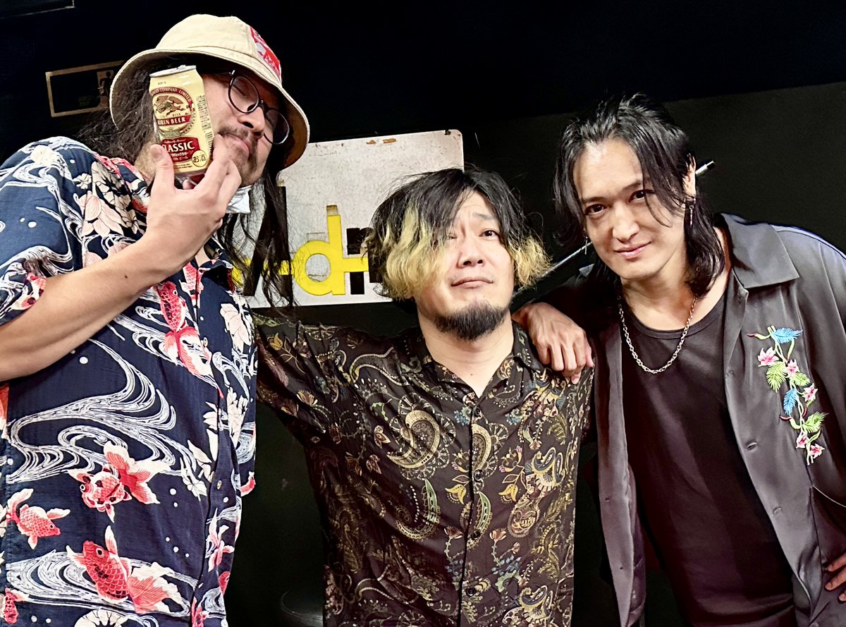 YM_yoshiya's tweet photo. 3人の偉(異)人、完遂！たのしかったね

君と僕のファインドニューエイジ
十面相
ダメなひと
JANE DOE（カバー）
夜と純心
なんにもない子ちゃん
完全無欠のエレジー
独りの夜

おまけ）
あれこれそれどれ（With 赤飯）
くたばれPTA（With 赤飯＆梨本うい） https://t.co/hZbsmpl64Q