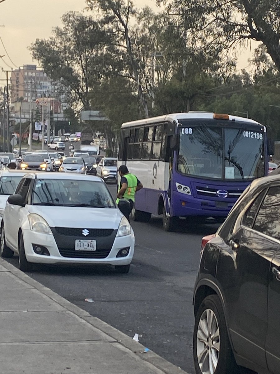 Ese del chaleco verde cobrando $30 pesos y amenazando a conductores para  permitir estacionar los autos sobre Av del Imán después del 140 y frente al hospital Shrinners <a href="/SSC_CDMX/">SSC CDMX</a> <a href="/Alcaldia_Coy/">Alcaldía de Coyoacán</a> <a href="/LaSEMOVI/">Secretaría de Movilidad CDMX</a>